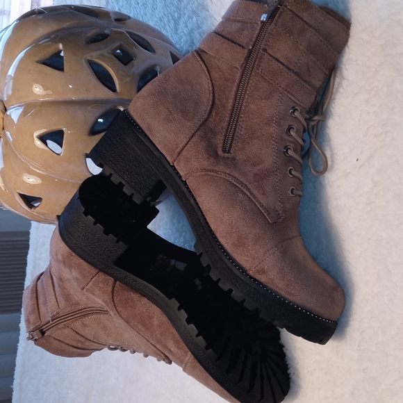 Beautiful Brand New Boots - Picture 3 of 14